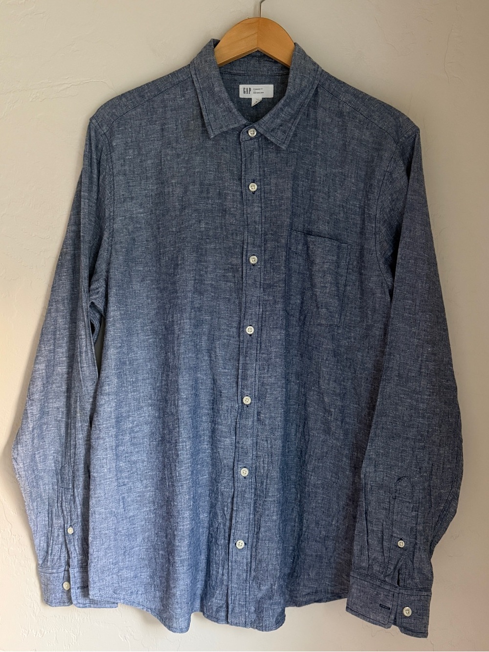 GAP Men’s Standard Fit Linen Blend Chambray Button-Down Shirt in Denim Blue L